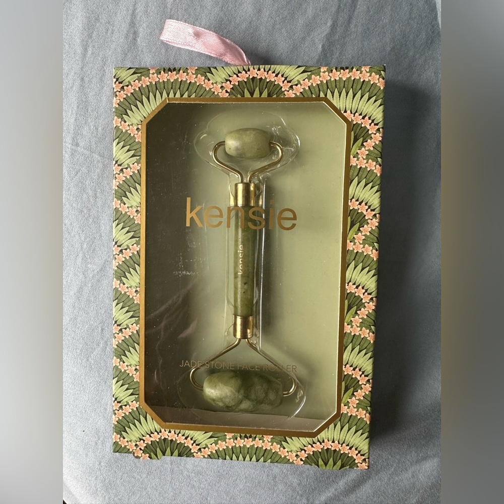 💚 Brand new Jade roller 💚